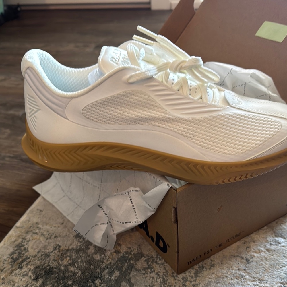 White Athletic Shoes with Breathable Mesh Low-Top Design and Padded Collar